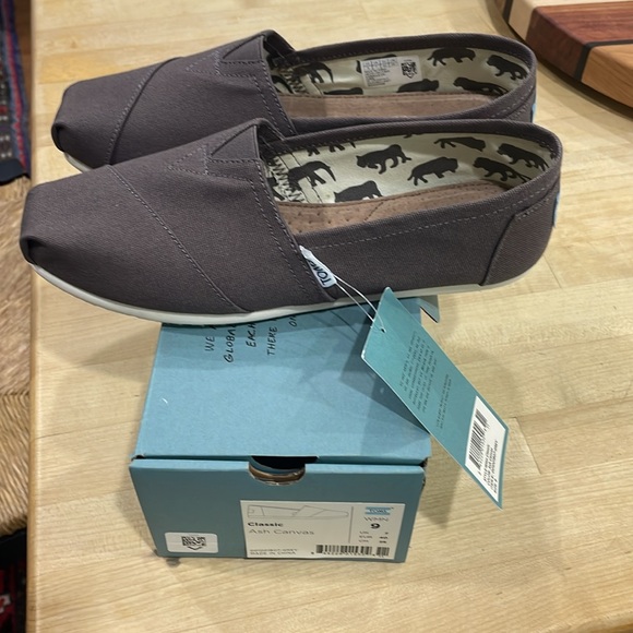 TOMS ASH CANVAS SHOES sz 9 - Picture 2 of 4